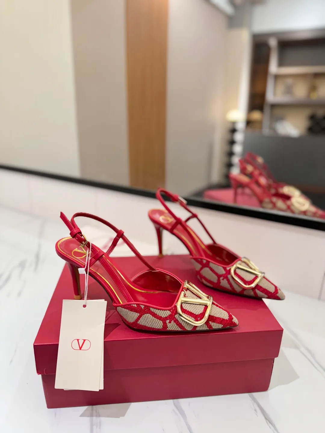 💕💕Factory direct selling price p520💕💕 Valentino VALENTINO's latest Valentino GaravaniV logo sling-back high heels with VLogo Signature decoration - Platinum tone VLogoSignature decoration ♡Elegant style, creating a different feeling! ♡It is an indispensable shoe in your shoe cabinet! ♡Simple temperament style, the highest version on the market♡ ◆ Material: Woolen cloth material◆ ◆ Lining and feet: imported goatskin◆ ◆ Outsole: Italian genuine leather outsole ◆ ◆ Heel height: ❽𝙘𝙢 ◆ ♡ show bdetails ♡ ———————————— ◢size. |35-39 (34.40 41 42 customized)◣